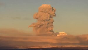 Erupce vulkánu v Rusku způsobila obrovskou oblaku popela