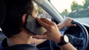 Jak ovlivňuje mluvení naše oči při řízení automobilu