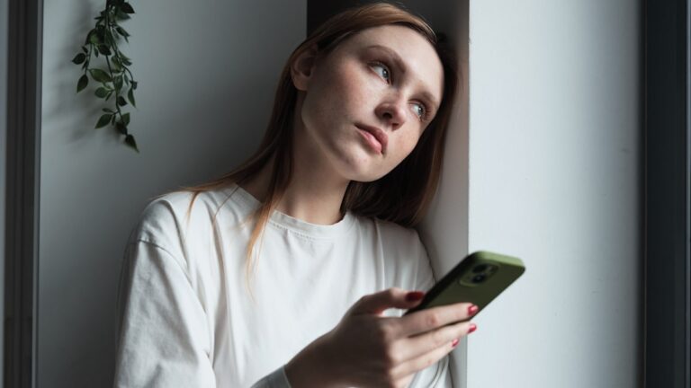 Proč "LOL" na WhatsApp nemůže nahradit skutečný smích