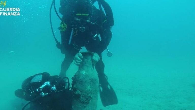 Finanční policie náhodně objevuje římskou nákladní loď s výjimečným nákladem