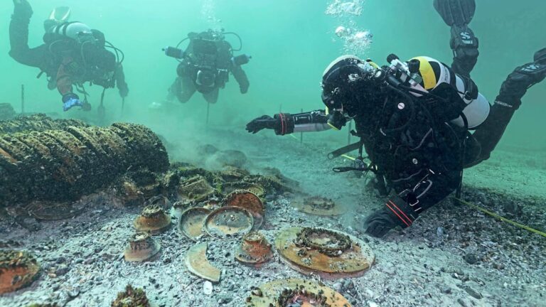 Archeologové objevují téměř nedotčené římské obchodní zboží na dně švýcarského jezera