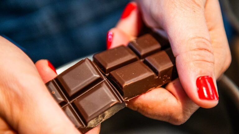 Co se děje v mozku, když vidíme čokoládu a chipsy