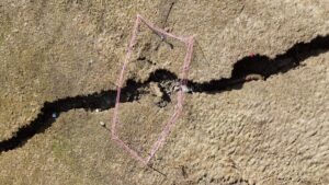 Růst děsivě velkého prasknutí v zemi ohrožuje švýcarskou obec – Evakuace plánována