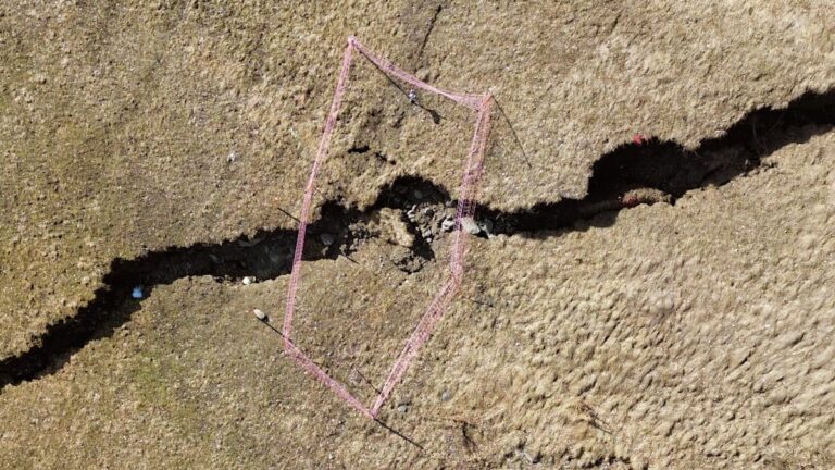 Růst děsivě velkého prasknutí v zemi ohrožuje švýcarskou obec – Evakuace plánována