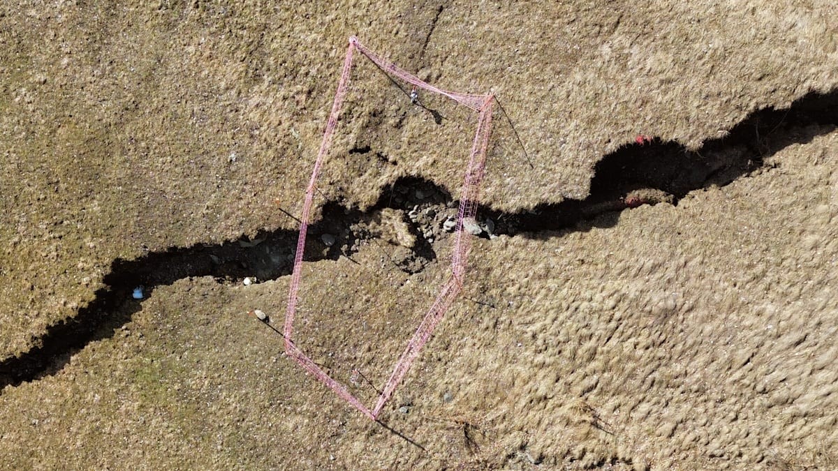 Růst děsivě velkého prasknutí v zemi ohrožuje švýcarskou obec – Evakuace plánována