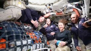 Astronauti překonávají rekord – a dostávají gratulace od Trumpa