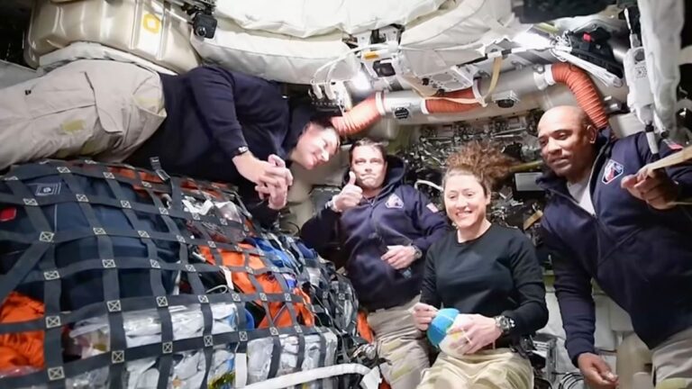 Astronauti překonávají rekord – a dostávají gratulace od Trumpa