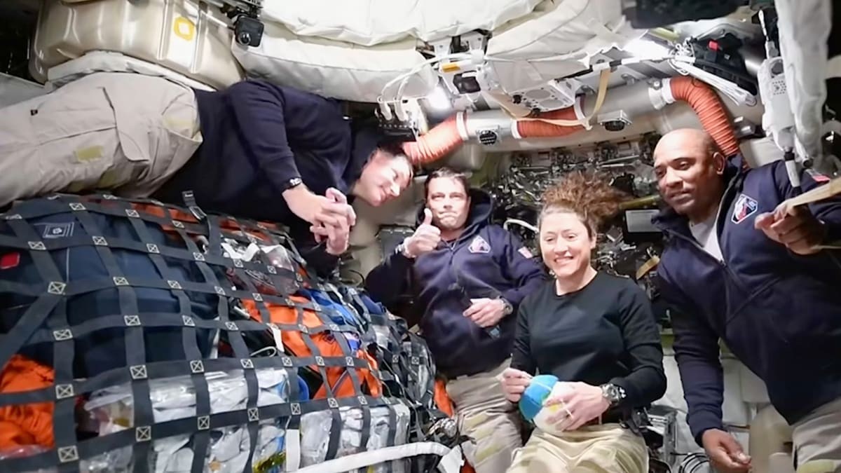 Astronauti překonávají rekord – a dostávají gratulace od Trumpa