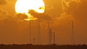 Countdown na Měsíční cestu: Raketa tankuje 2,6 milionu litrů paliva