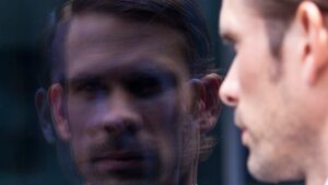 Genetická predispozice k narcismu: Nový pohled na vliv rodičů