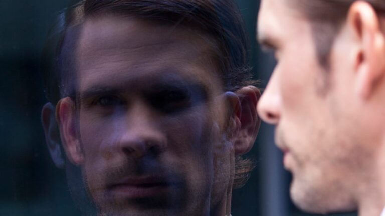 Genetická predispozice k narcismu: Nový pohled na vliv rodičů