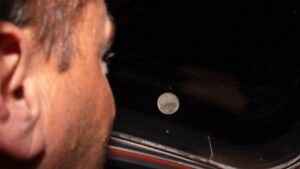 Měsíční kráter pojmenovaný po zesnulé manželce – astronauti dojati emocemi