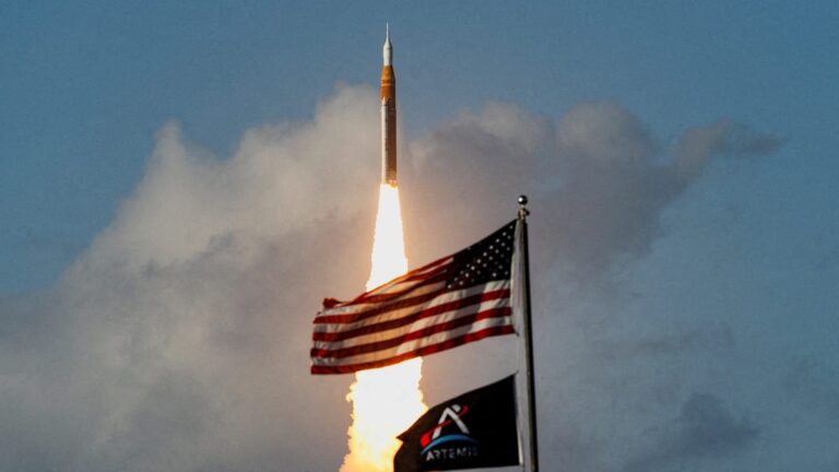 Mocná raketa SLS zahájila historický let – závod s Čínou