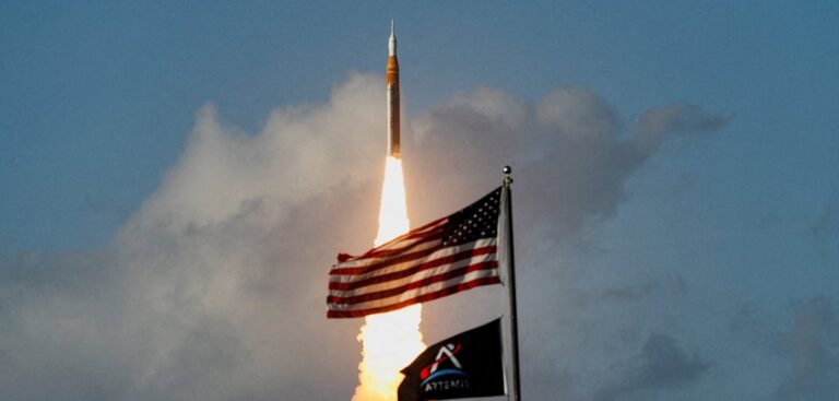 Pohled na historický start rakety SLS – závod s Čínou