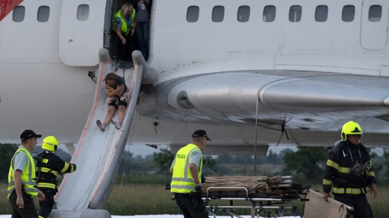 Varování vědců před příliš dlouhými evakuacemi při leteckých nehodách